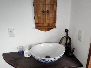 a bathroom with a bowl sink on a table at 鶴岡市中心地ゲストハウス in Tsuruoka