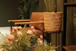 una silla sentada junto a una mesa con flores en sQuare Hotel, en Frankfurt