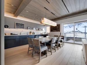 Kuchyň nebo kuchyňský kout v ubytování Appartement spacieux à Tignes avec jacuzzi et parking, idéal pour 12 personnes - FR-1-641-117