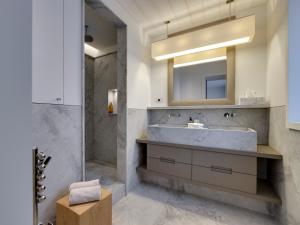 Koupelna v ubytování Appartement spacieux à Tignes avec jacuzzi et parking, idéal pour 12 personnes - FR-1-641-117 + 10 fotografií