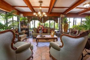 a living room with chairs and a chandelier at אחוזת בר in Sha'al