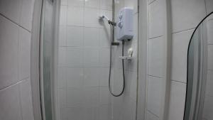 バーミンガムにあるCharming Studio in the heart of birminghamのバスルーム(シャワー、電話付)