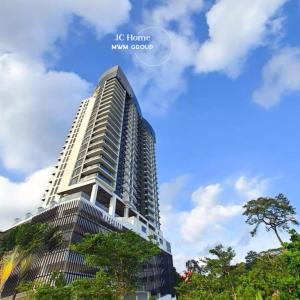un grand bâtiment blanc avec des arbres devant un ciel bleu dans l'établissement City Gem 5min Danga Bay at The Straits JB, à Johor Bahru