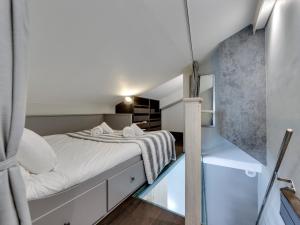 a small bedroom with a bed and a glass floor at Tignes - Duplex rénové, 3 pièces, proche pistes, parking inclus - FR-1-641-115 in Tignes