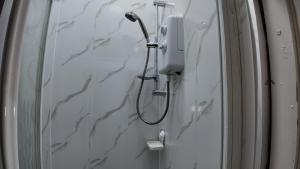 バーミンガムにあるCharming Studio in the heart of birminghamのバスルーム(シャワー、壁掛け式電話付)