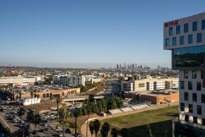 una vista de una ciudad desde un edificio en Kasa Sunset Los Angeles, en Los Ángeles 1 foto más