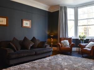 een woonkamer met een bank en twee stoelen bij Scarborough Esplanade in Scarborough