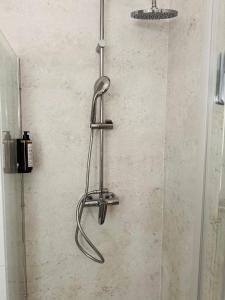 Ένα μπάνιο στο Apartament Premium 49 m - Centrum - Garaż - Klimatyzacja +12 φωτογραφίες