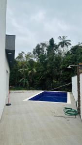 une piscine située sur le côté d'une maison dans l'établissement Casa com piscina - Costa do Sol, à Bertioga