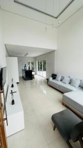 une chambre avec deux lits et un salon dans l'établissement Casa com piscina - Costa do Sol, à Bertioga