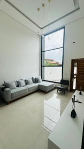 un salon avec un canapé et une table dans l'établissement Casa com piscina - Costa do Sol, à Bertioga 5 autres photos