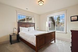 ein Schlafzimmer mit großem Bett und Fenster in der Unterkunft Awbrey in Bend