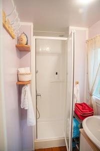 Koupelna v ubytování Mobil-home 6 pers avec piscine + 34 fotografií