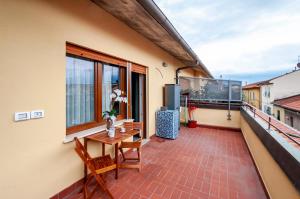 a balcony with a table and chairs on a building at Mono Imperiale - 30 min Firenze in Prato