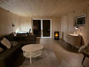 - un salon avec un canapé, une table et une cheminée dans l'établissement Fantastic house with seafront property in Gryllefjord, à Gryllefjord