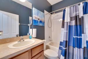 キシミーにある15 Mi to Disney Kissimmee Townhome with Patioの洗面台とトイレ付きのバスルーム +19枚の写真