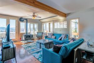 a living room with blue couches and a fireplace at Grandview Get-A-Way in White Salmon