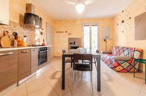 eine Küche mit einem Tisch und einem Sofa in der Unterkunft La casa di Graziella in Casa Boulogne