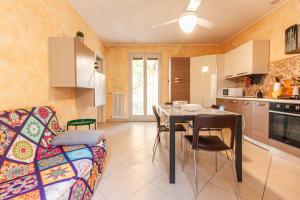 eine Küche und ein Esszimmer mit Tisch und Stühlen in der Unterkunft La casa di Graziella in Casa Boulogne + 22 Fotos