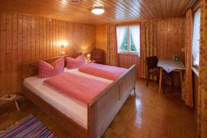 um quarto com uma cama num quarto de madeira em Alps Hoamat em Mellau