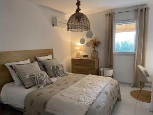 Postel nebo postele na pokoji v ubytování La Villa, Residence privee du Val Baussenc + 37 fotografií