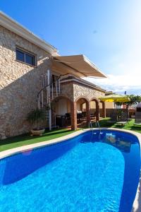 ein Swimmingpool vor einem Haus in der Unterkunft Catalunya Casas Cozy beach town villa for 8 - no car necessary! in Pineda de Mar