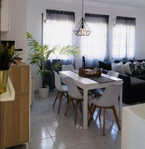 een woonkamer met een witte tafel en stoelen bij Maresia Baleal House in Baleal