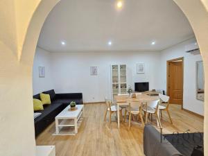 een woonkamer met een bank, een tafel en stoelen bij Apartamento totalmente equipado en el centro de Madrid in Madrid