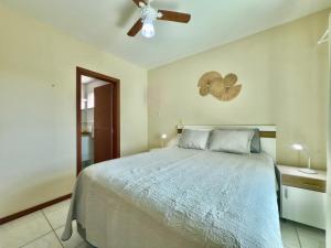 Postel nebo postele na pokoji v ubytování 3 quartos a 280m da praia c roupa de cama - Sacada com Churrasqueira - climatizado - 10 min a pé da passarela do Ribeiro e acesso a Praia de Bombinhas - 5 min a pé de supermercados - Até 8 pessoas, ideal p famílias, grupos, crianças