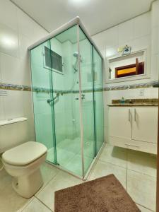 Koupelna v ubytování 3 quartos a 280m da praia c roupa de cama - Sacada com Churrasqueira - climatizado - 10 min a pé da passarela do Ribeiro e acesso a Praia de Bombinhas - 5 min a pé de supermercados - Até 8 pessoas, ideal p famílias, grupos, crianças + 34 fotografií