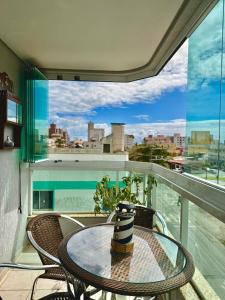 Balkón nebo terasa v ubytování 3 quartos a 280m da praia c roupa de cama - Sacada com Churrasqueira - climatizado - 10 min a pé da passarela do Ribeiro e acesso a Praia de Bombinhas - 5 min a pé de supermercados - Até 8 pessoas, ideal p famílias, grupos, crianças