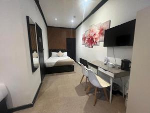 TV a/nebo společenská místnost v ubytování Amsterdam Hotel