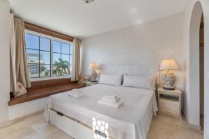 Ένα ή περισσότερα κρεβάτια σε δωμάτιο στο La Caleta Seaside Villa With Pool +24 φωτογραφίες