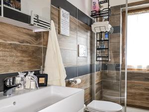 ein Badezimmer mit Waschbecken und Toilette in der Unterkunft Maison Marie Antoniette in Roccaraso