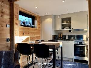 a kitchen with a table and some chairs in it at Lindvallen Ski Resort - Studio - 4 Guests in Sälen