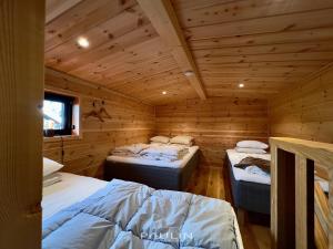 a room with two beds in a wooden cabin at Lindvallen Ski Resort - Studio - 4 Guests in Sälen