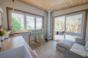 A seating area at Rainforest Retreat YIN Tiny Home with Ocean Views Még 35 kép