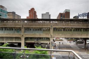Photo de la galerie de l'établissement LIC 1BR w Gym DM Elevator Private Balcony NYC-768, à Long Island City