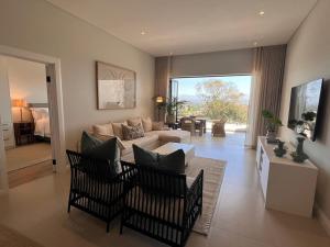 Un lugar para sentarse en Lagoon and mountain views, Plett central, new apartment