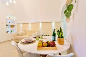 una mesa blanca con fruta en la sala de estar en La Casa di Ninetta - Boutique Stay, en Monopoli