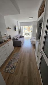 una sala de estar con un sofá y una mesa en Estudio en Benalmádena, en Benalmádena
