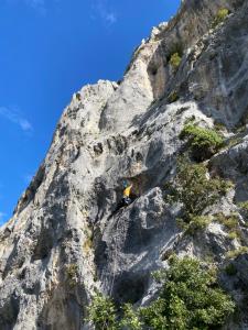 une personne grimpant sur le flanc d'une montagne rocheuse dans l'établissement My Bright, à Gubbio 2 autres photos