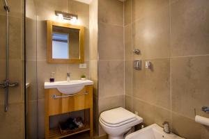 Un baño con inodoro, lavabo y espejo. en Postal del Nahuel, en San Carlos de Bariloche 31 fotos más