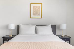 ベルモントにあるBlueground Belmont pool nr Coyote Point SFO-1919のベッドルーム1室(ベッド1台、テーブルにランプ2つ付)