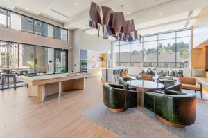 ベルモントにあるBlueground Belmont pool nr Coyote Point SFO-1919のリビングルーム(ビリヤード台、卓球台付)