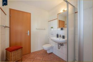 Ένα μπάνιο στο Villen am See - 4-Raum Häuser DHH See- Idyll 2 +27 φωτογραφίες