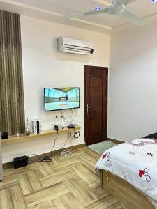 Televisyen dan/atau pusat hiburan di Fly voyage hébergement +6 gambar