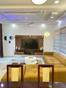 Televisyen dan/atau pusat hiburan di Fly voyage hébergement