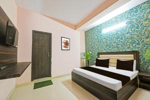 Una cama o camas en una habitación de Hotel O Gulabi Delight 21 fotos más