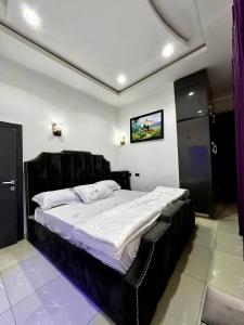 Ένα ή περισσότερα κρεβάτια σε δωμάτιο στο 4-Bedroom in kubwa, Abuja